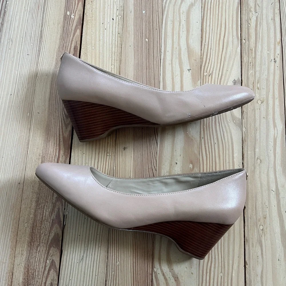 Cole Haan Go-To‎ Wedge Beige Leather Almond Toe Pumps W20462 Womens 8.5 Preppy